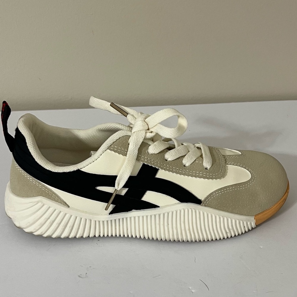 DF Cloudea Womens size 40 sneakers